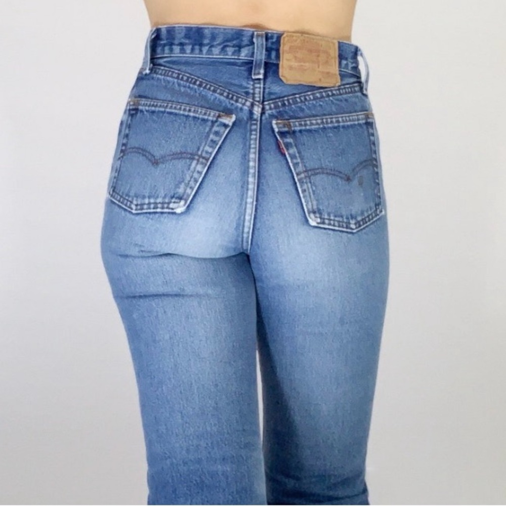 Vintage rare Levi's 501 blue jeans. High waisted Button fly.
Size 25